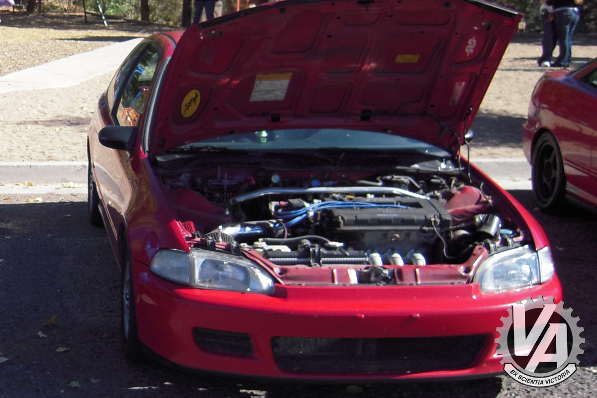 Zoom in 1992-hatch-old-hood-up.jpg